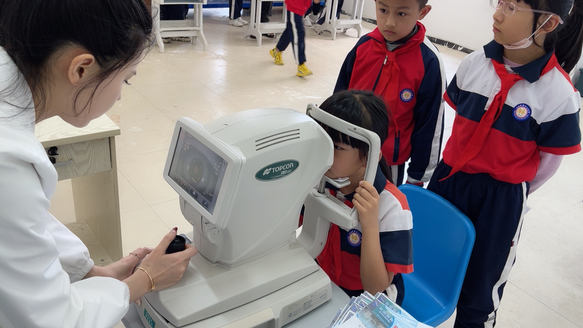 为小学生做检查