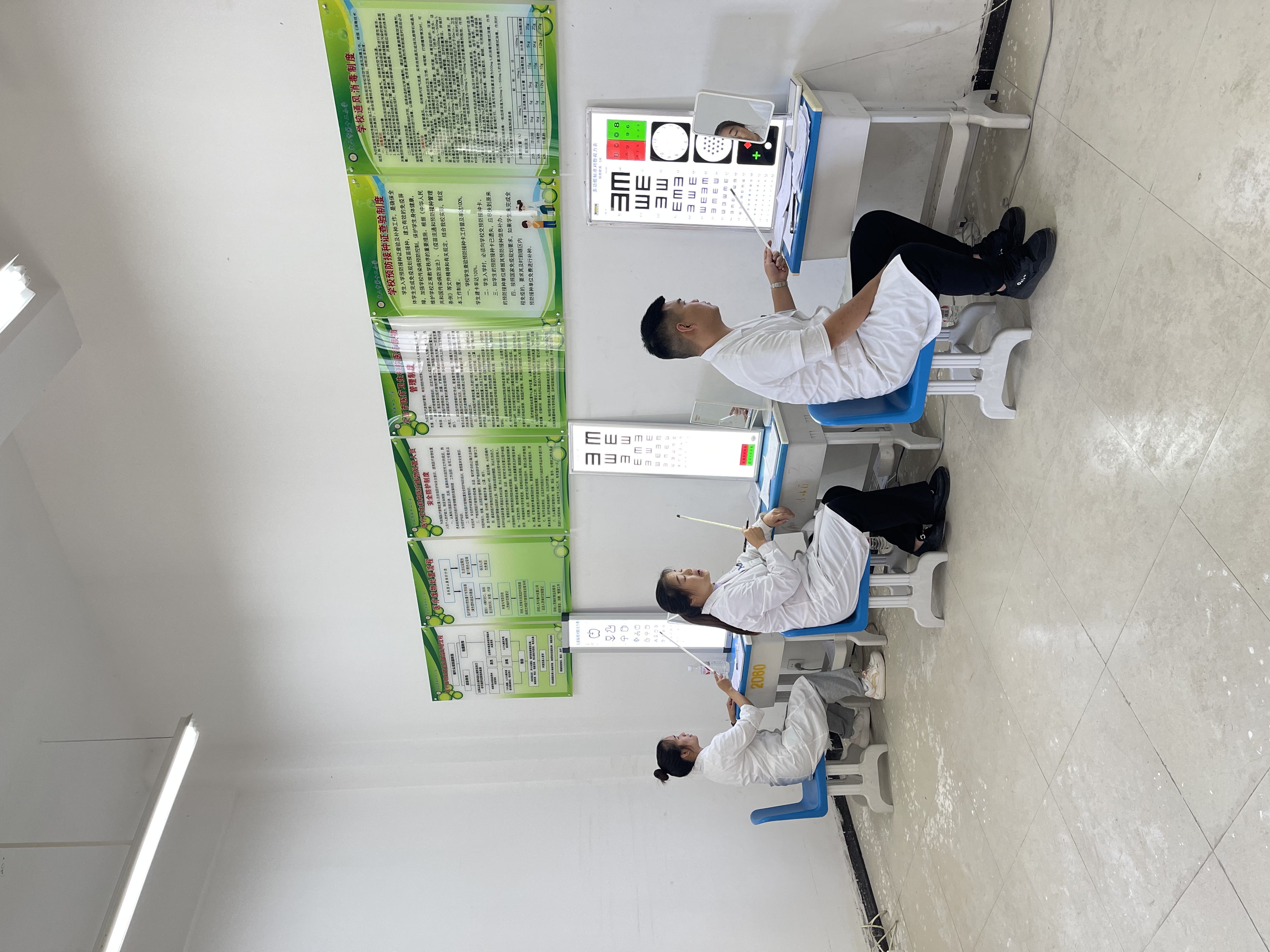 三位医生同时开展筛查